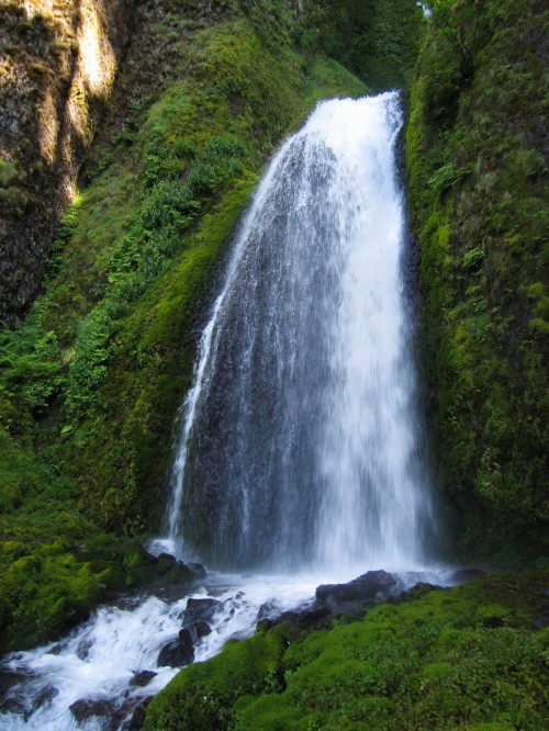 Photo of a waterfall at Multnomah Falls