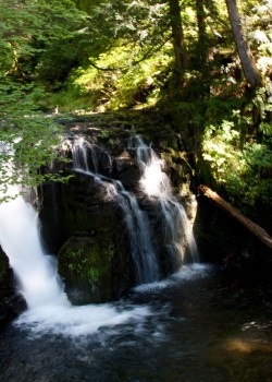 Photo of waterfalls at Multnomah Falls